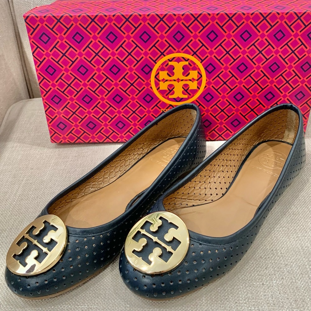 TORY BURCH Perforated Reva Ballet Flat (Tory Navy/Gold Logo, Size 5.5)